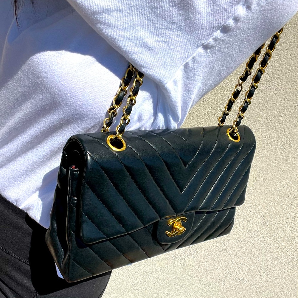 🦄💕CHANEL Vintage Black Chevron Classic Double Flap 24k GHW Medium ✨Rare✨